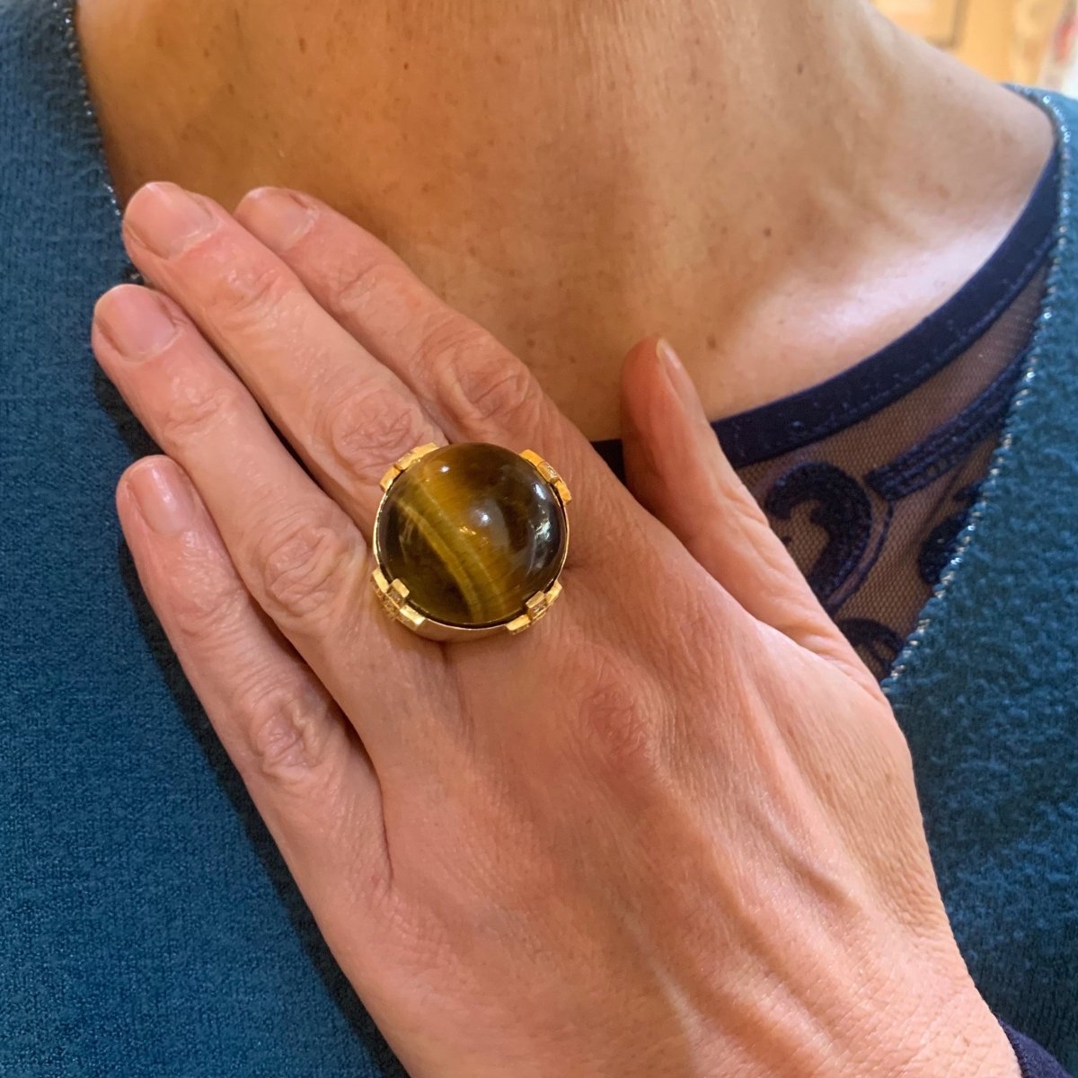 Bague Cocktail C.ESCHER en or jaune, oeil de tigre et diamants - Castafiore