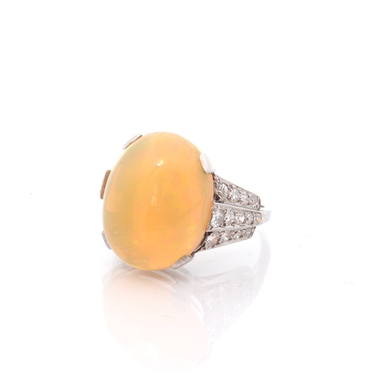 Bague Cocktail en or blanc, opale et diamants - Castafiore