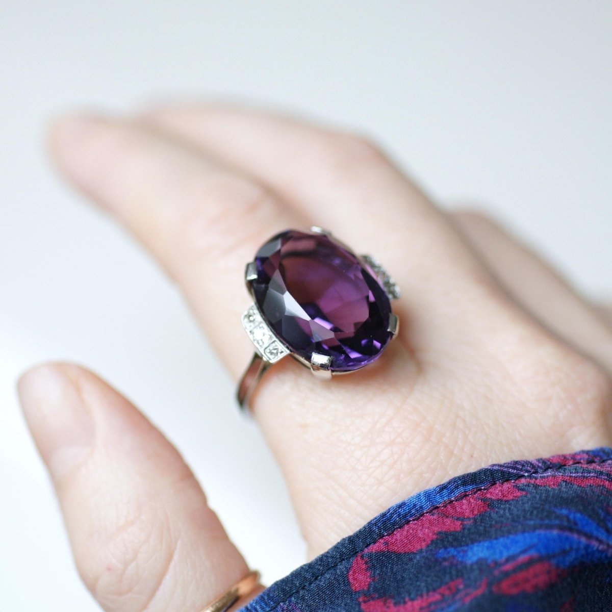 Bague Cocktail en or blanc, platine, améthyste, et diamants - Castafiore