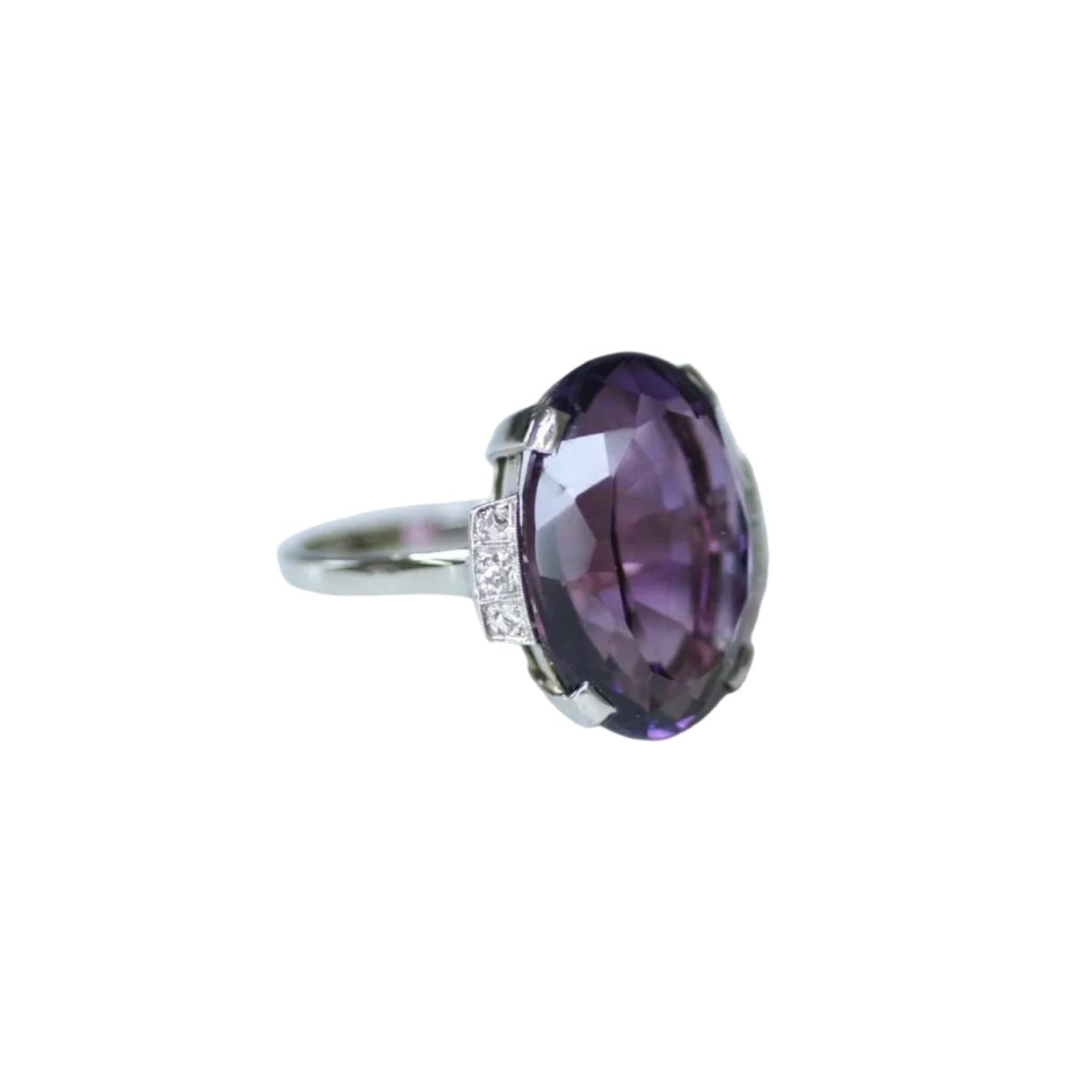 Bague Cocktail en or blanc, platine, améthyste, et diamants - Castafiore