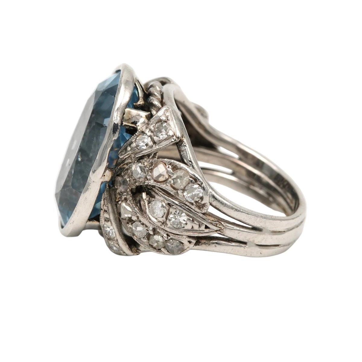Bague Cocktail en or blanc, platine, spinelle et diamants - Castafiore