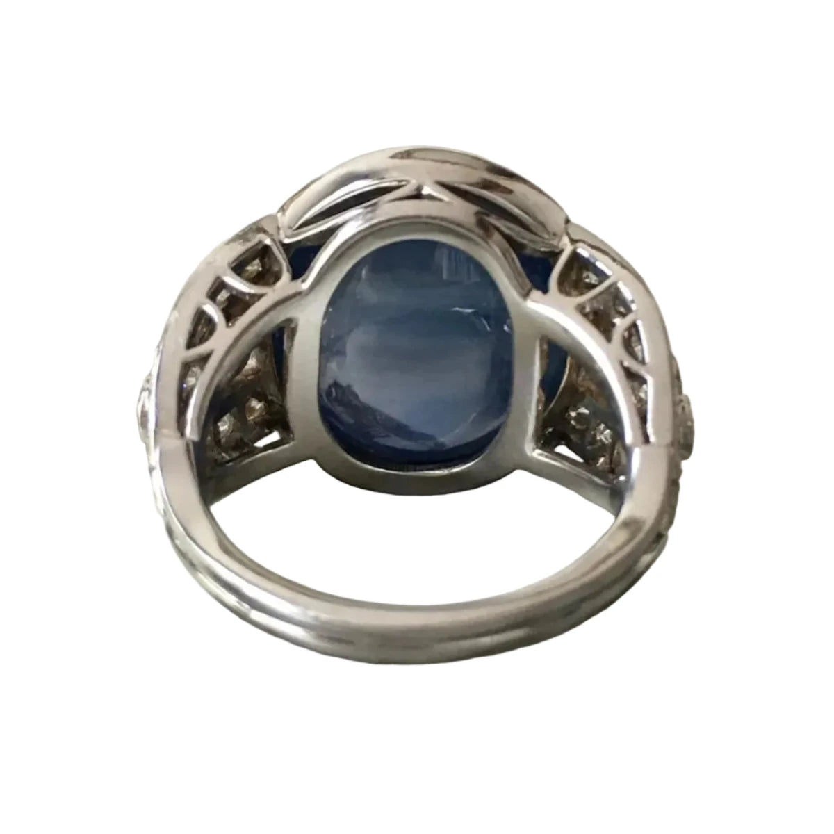 Bague Cocktail en or blanc, saphir et diamants - Castafiore