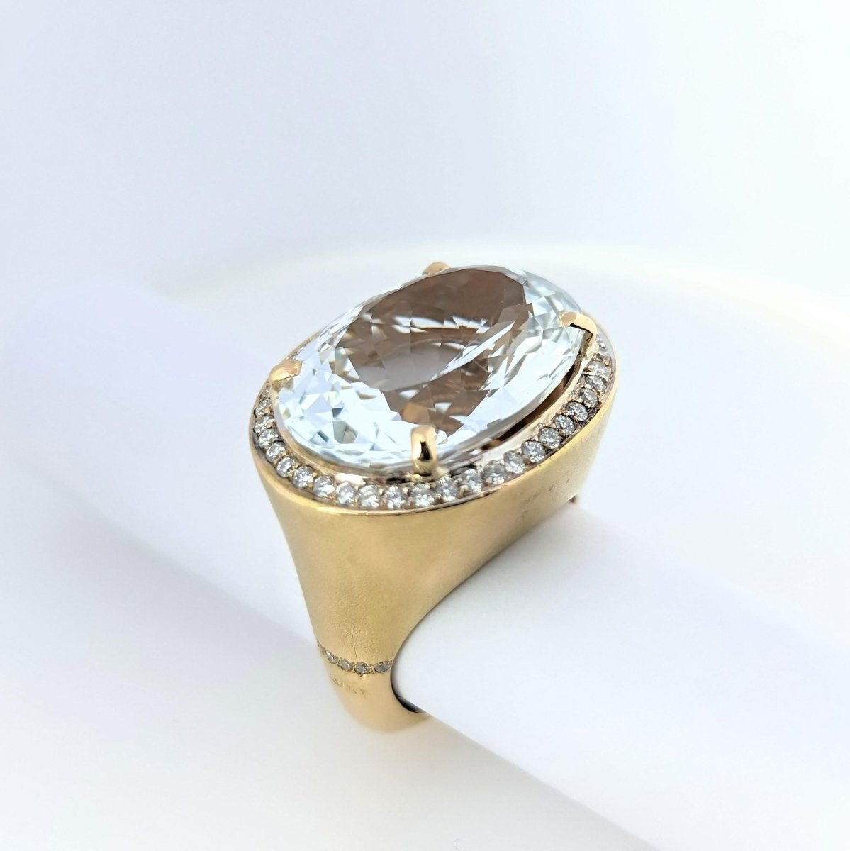 Bague cocktail en or jaune diamants et topaze - Castafiore