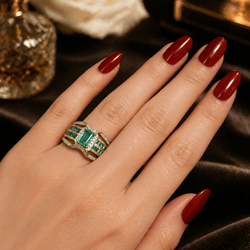 Bague Cocktail en or jaune, émeraudes et diamants - Castafiore