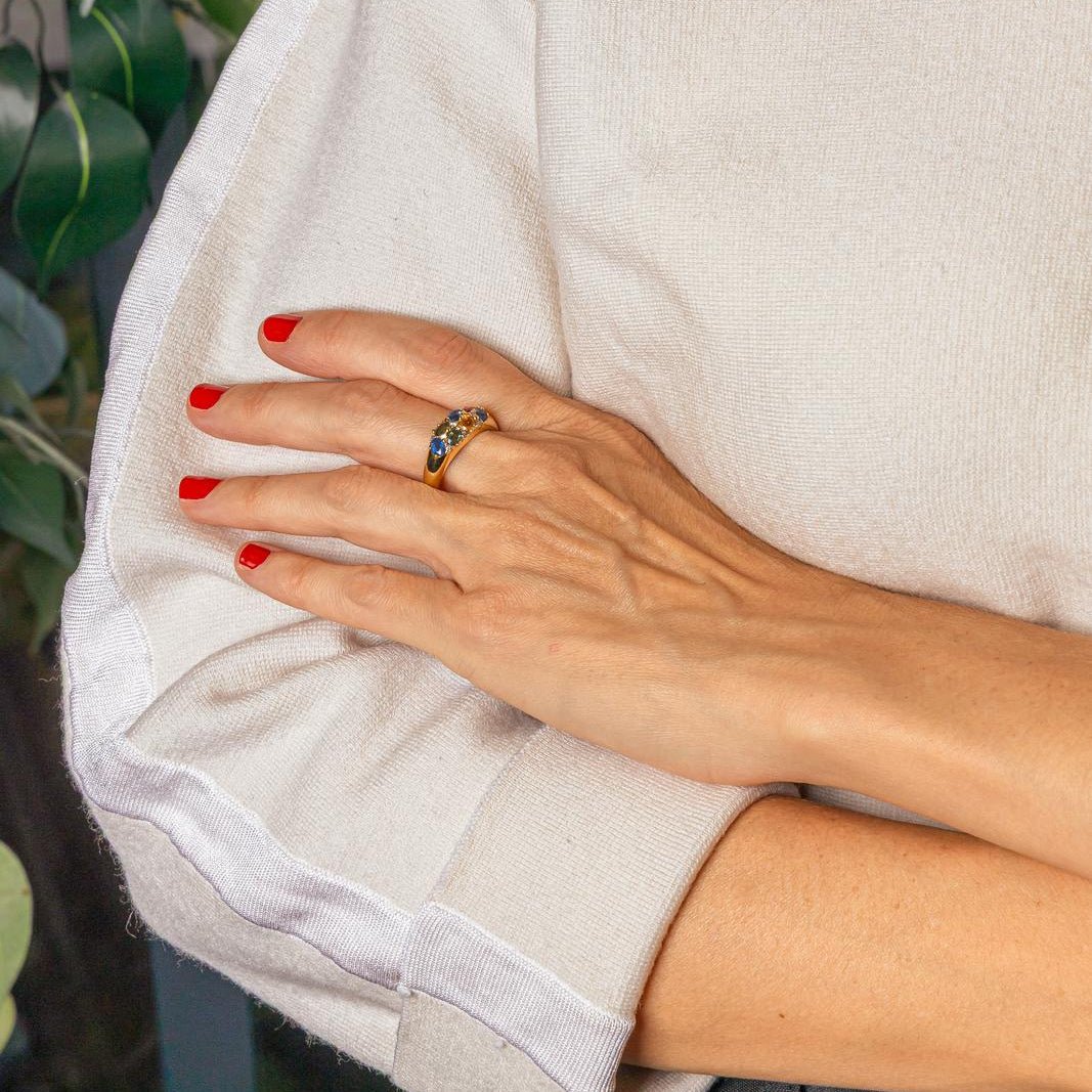 Bague Cocktail en or jaune, saphirs, rubis et diamants - Castafiore