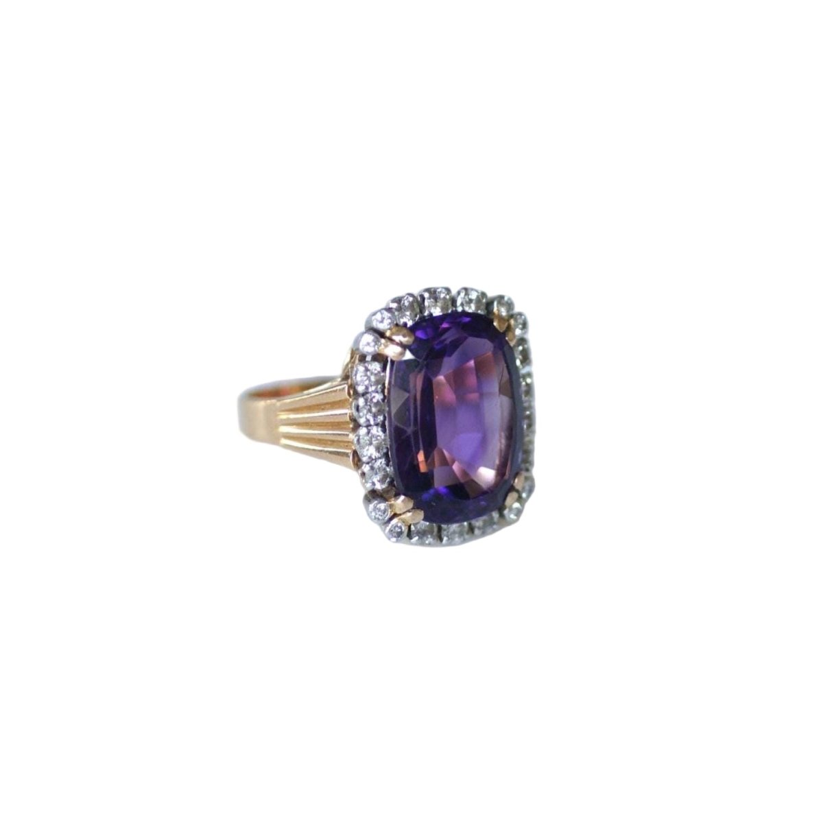 Bague Cocktail en or rose, platine, améthyste, et diamants - Castafiore