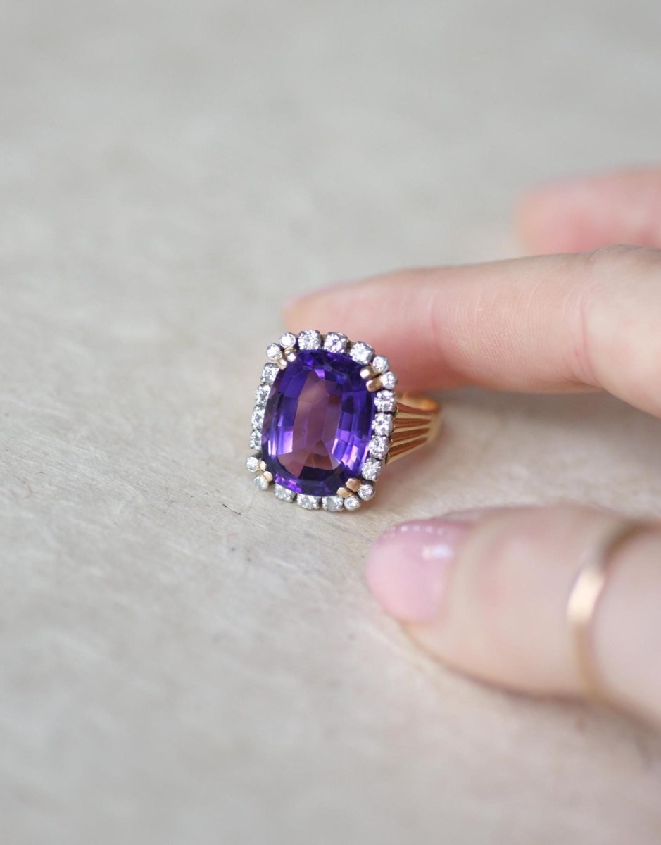 Bague Cocktail en or rose, platine, améthyste, et diamants - Castafiore
