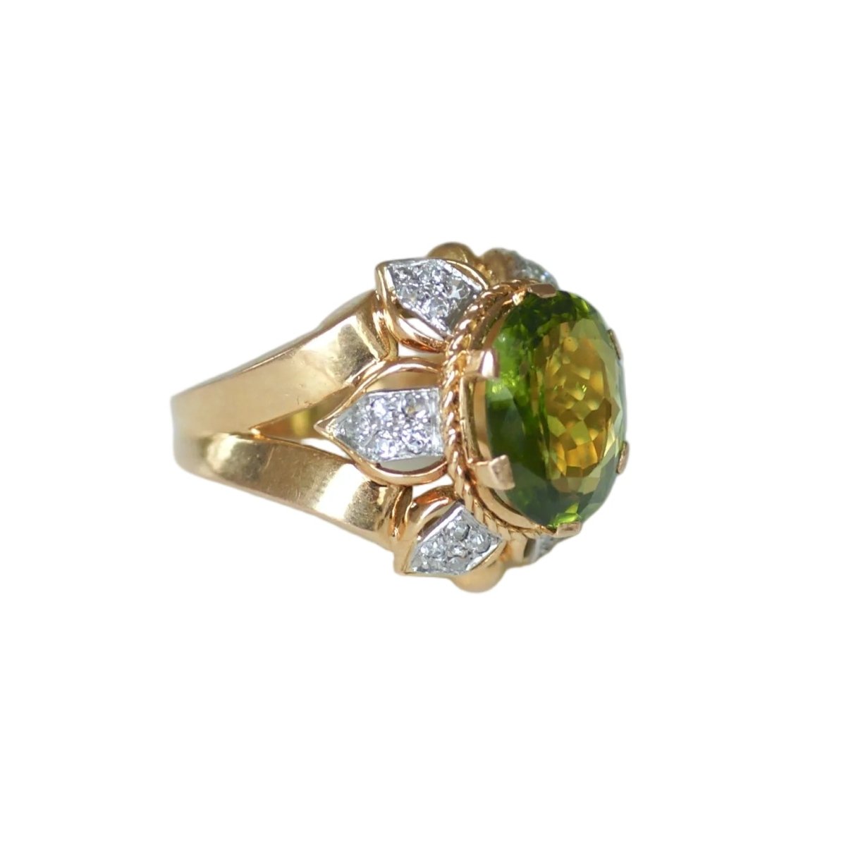 Bague Cocktail en or rose, platine, péridot et diamants - Castafiore
