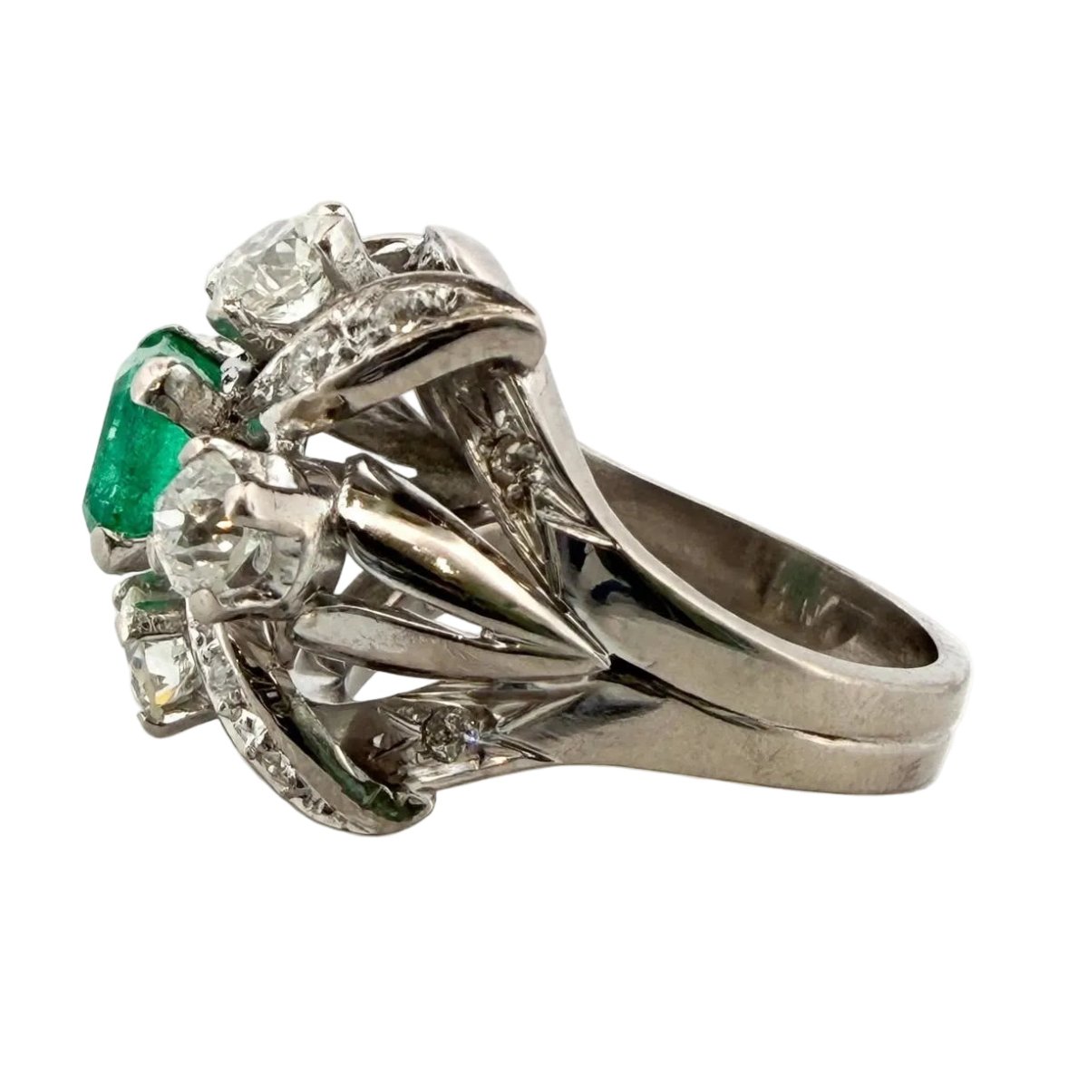 Bague Cocktail en platine, émeraude et diamants - Castafiore