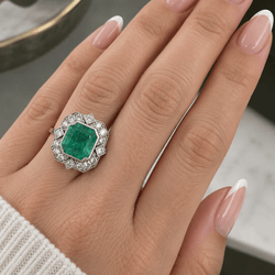 Bague Cocktail en platine, émeraude et diamants - Castafiore