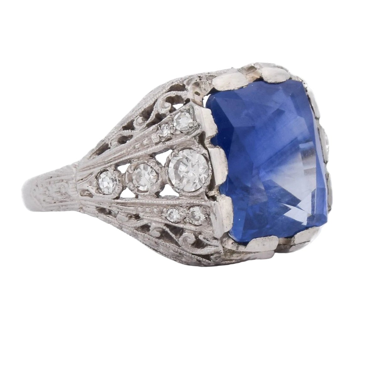 Bague Cocktail en platine, saphir et diamants - Castafiore