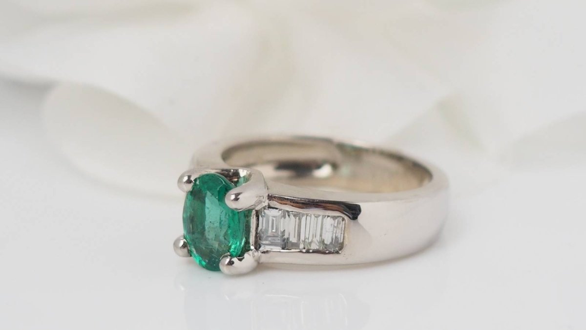 Bague de luxe en or blanc, émeraude et diamants baguettes - Castafiore