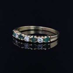 Bague demi alliance en or jaune et émeraudes diamants - Castafiore