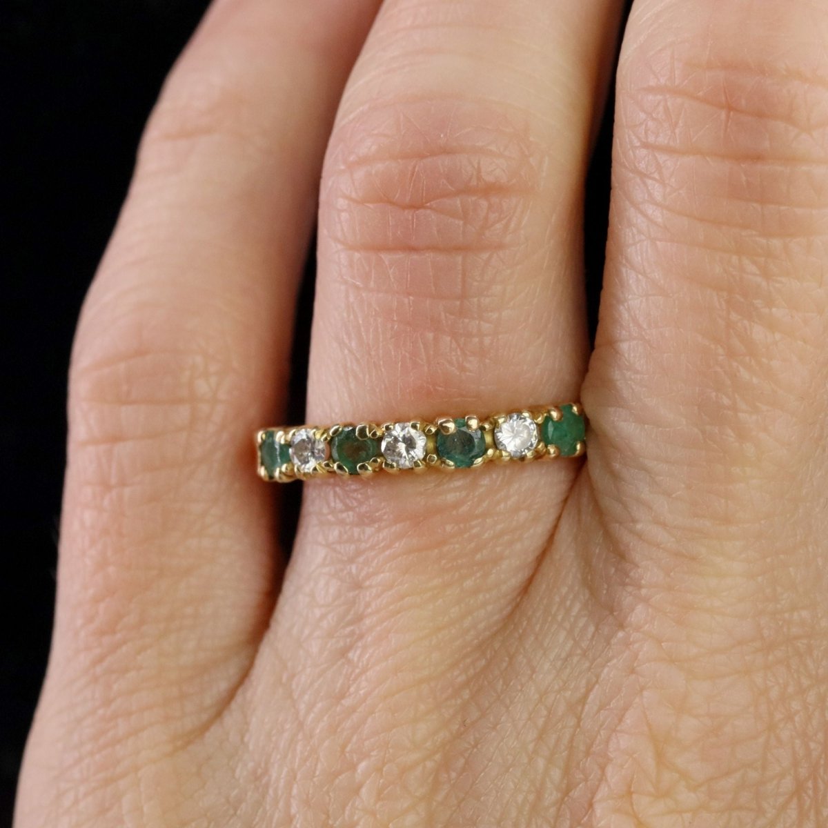 Bague demi alliance en or jaune et émeraudes diamants - Castafiore