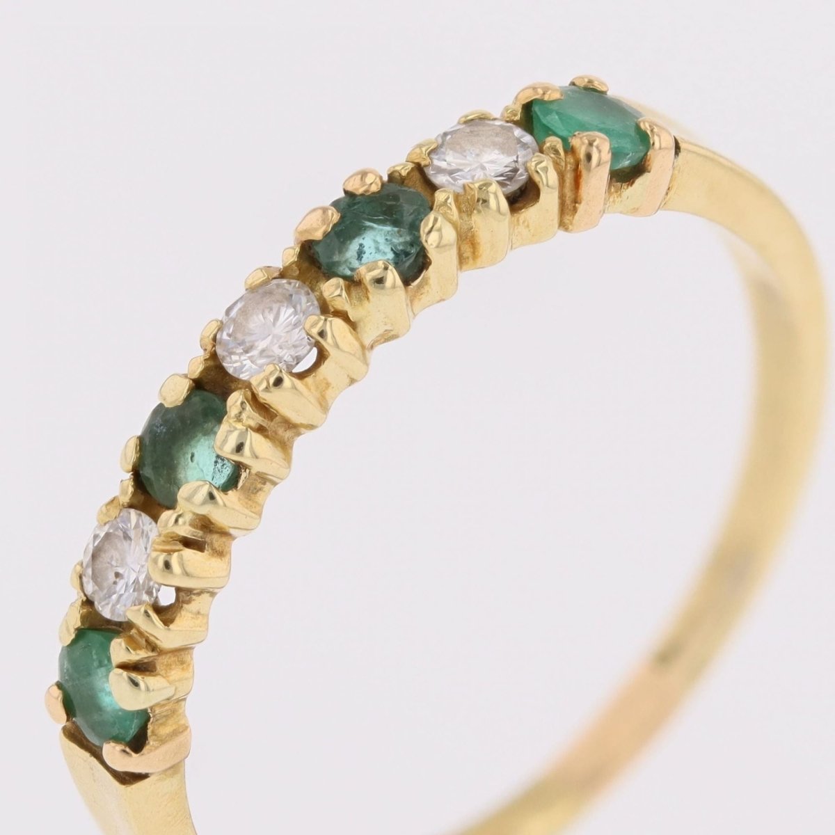 Bague demi alliance en or jaune et émeraudes diamants - Castafiore