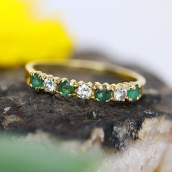 Bague demi alliance en or jaune et émeraudes diamants - Castafiore