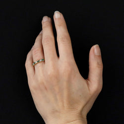 Bague demi alliance en or jaune et émeraudes diamants - Castafiore