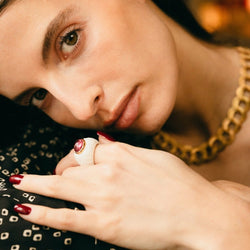 Bague Dôme BULGARI "Chandra" en or jaune, céramique blanche et tourmaline rose - Castafiore