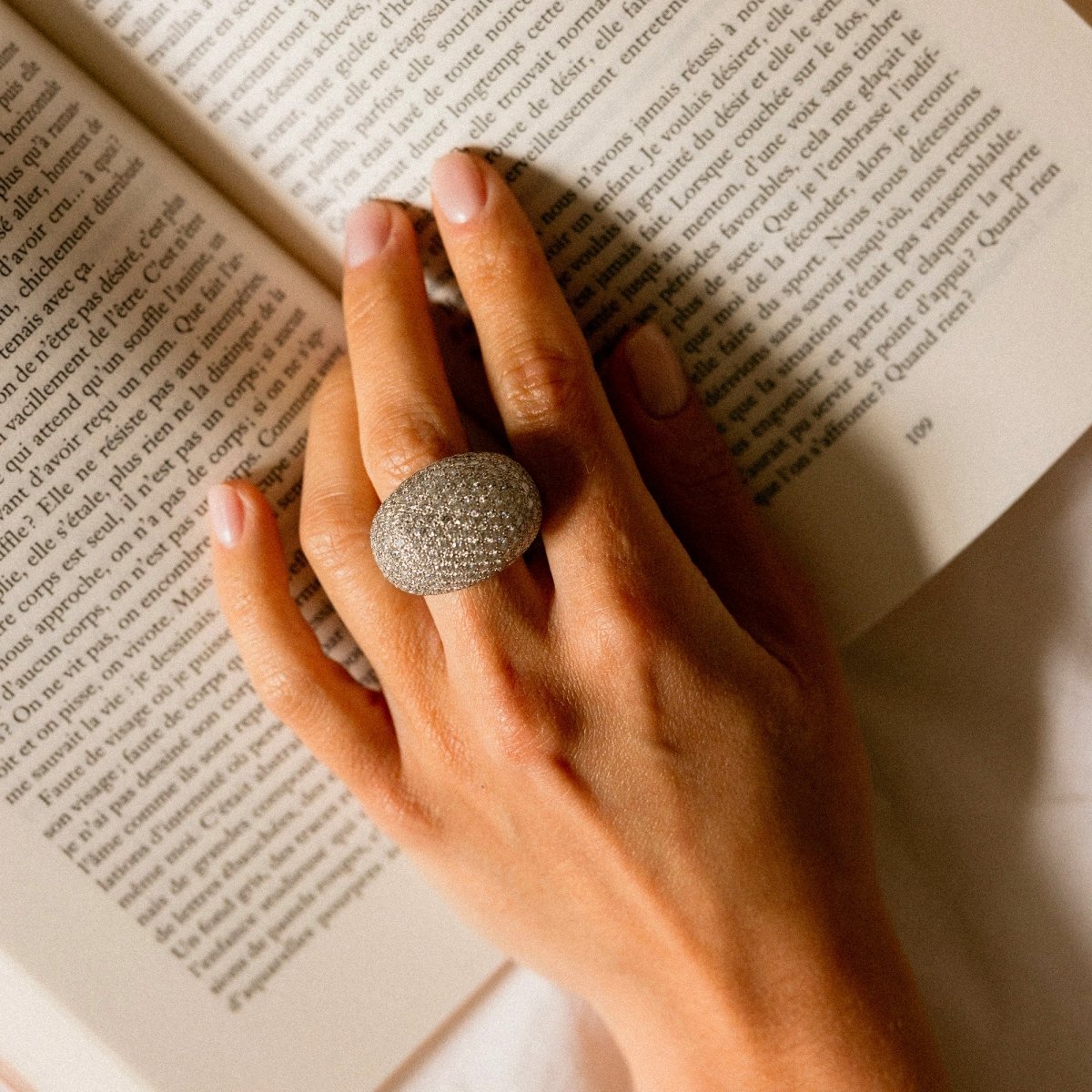 Bague Dôme CARTIER "Coussin" en platine et diamants - Castafiore