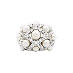 Bague Dôme CHANEL "Baroque" en or blanc, perles et diamants - Castafiore
