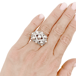 Bague Dôme CHANEL "Baroque" en or blanc, perles et diamants - Castafiore
