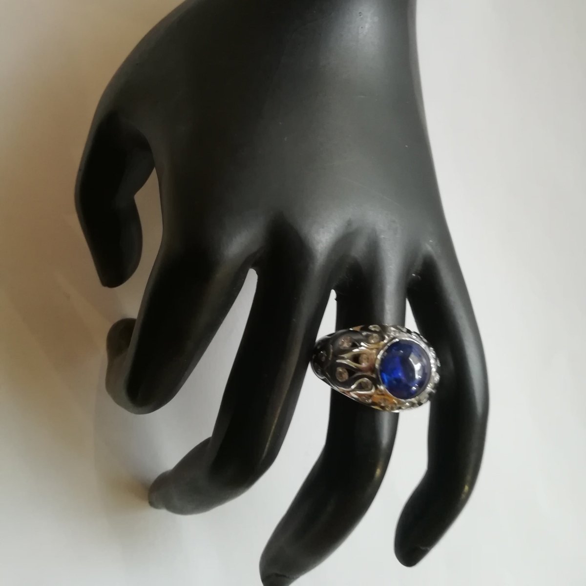 Bague Dôme en or blanc, saphir, et diamants - Castafiore