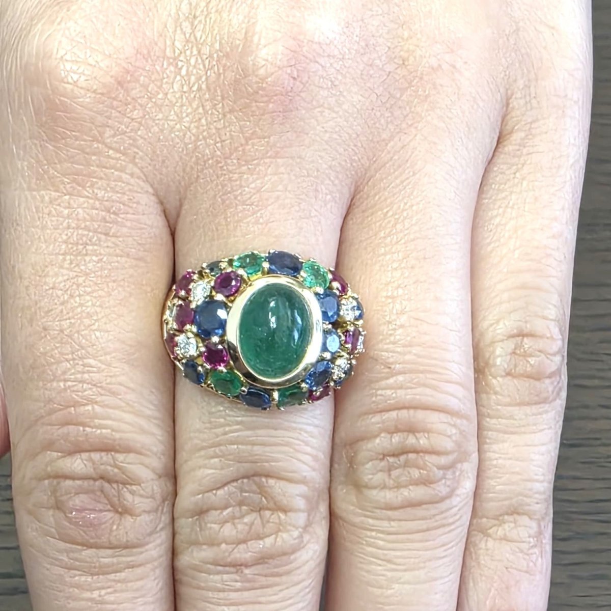 Bague Dôme en or jaune, émeraudes, saphirs, rubis et diamants - Castafiore