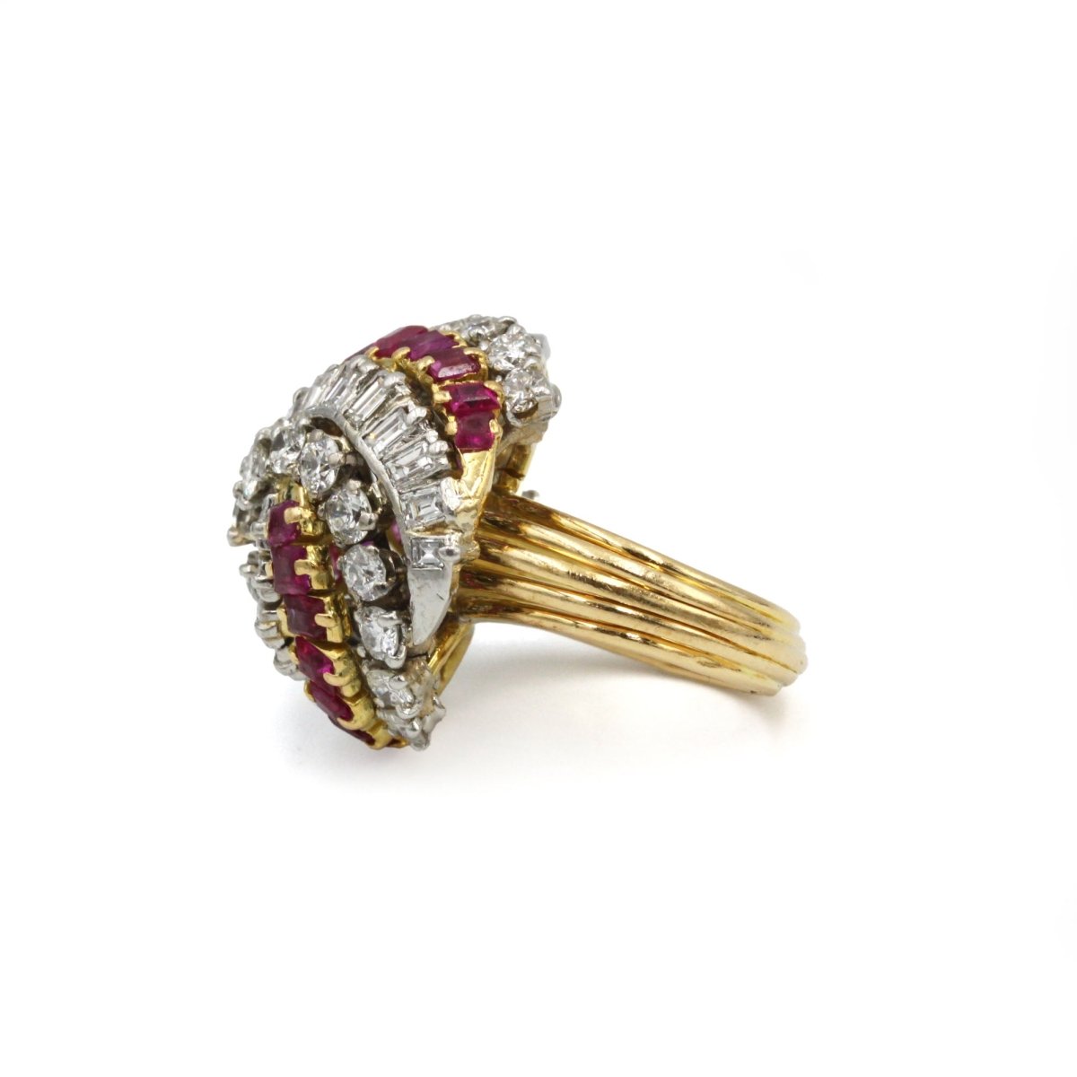 Bague Dôme en or jaune, platine, rubis et diamants - Castafiore