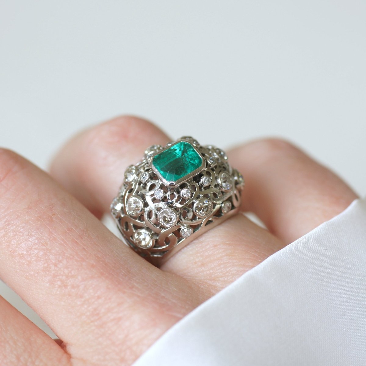 Bague Dôme en platine, émeraude et diamants - Castafiore