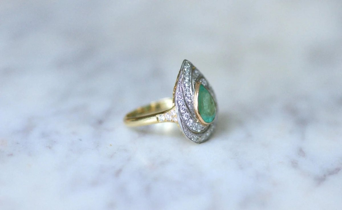 Bague Emeraude Colombienne Poire Entourage Diamants sur Or - Castafiore