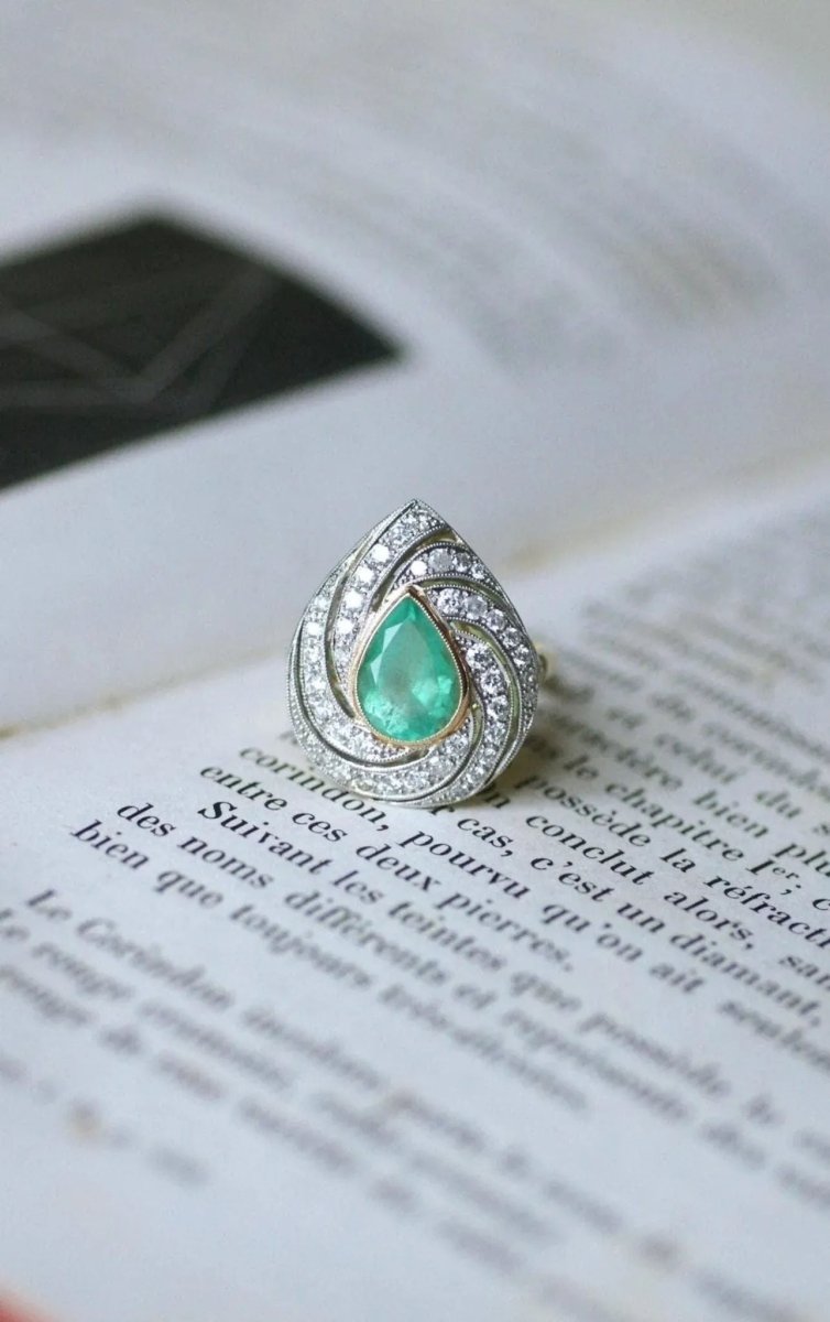 Bague Emeraude Colombienne Poire Entourage Diamants sur Or - Castafiore