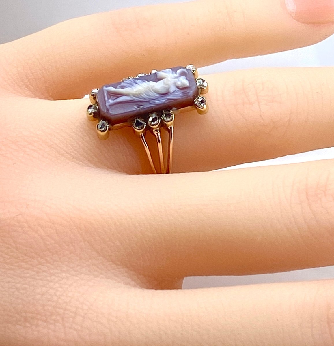 Bague en or 18 carats, camée profil de femme et diamants - Castafiore