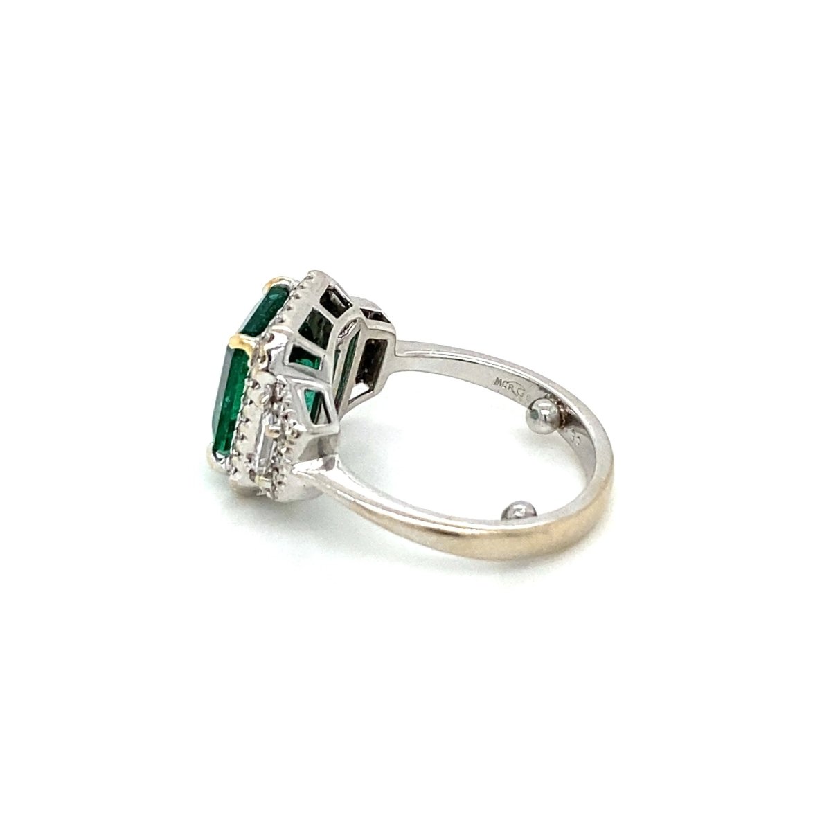 Bague en or avec émeraude non traitée de 3,33 carats certifiée par le Domaine - Castafiore