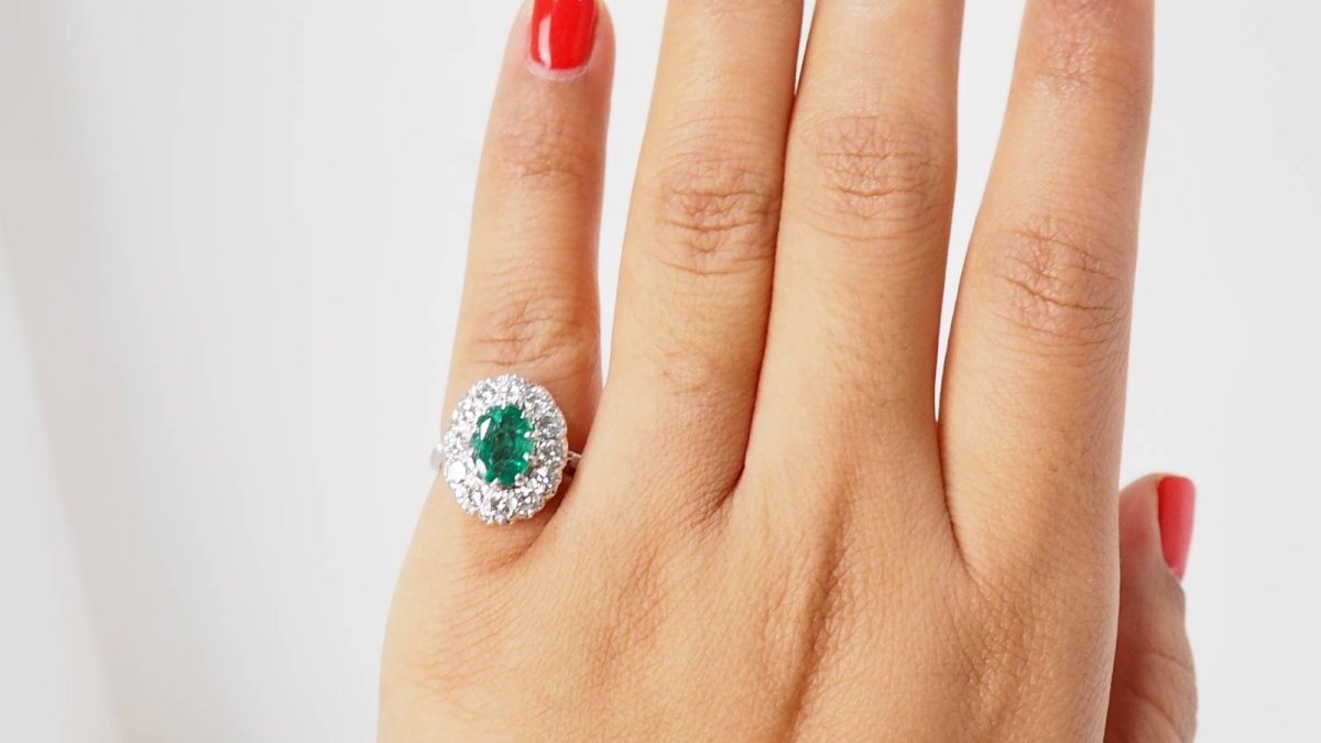 Bague en or blanc, émeraude et diamants - Castafiore