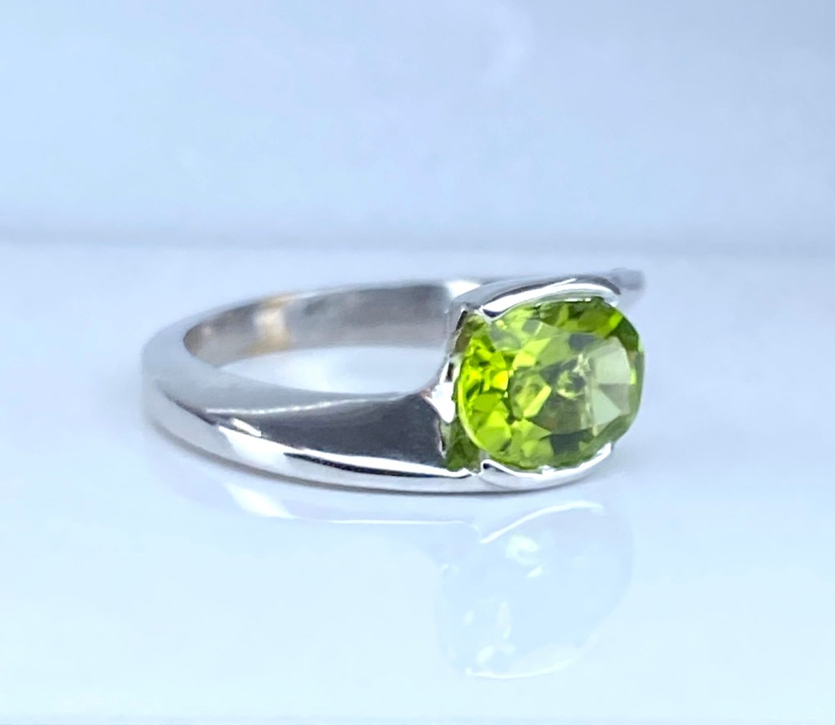 Bague en or blanc et péridot - Castafiore