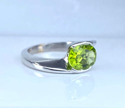Bague en or blanc et péridot - Castafiore