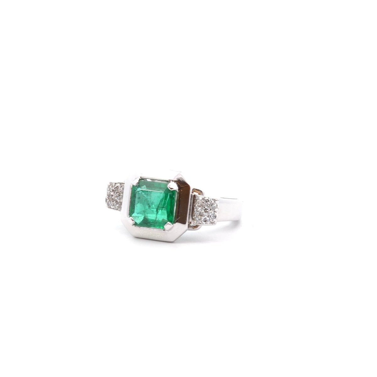Bague en or blanc, platine, émeraude et diamants - Castafiore