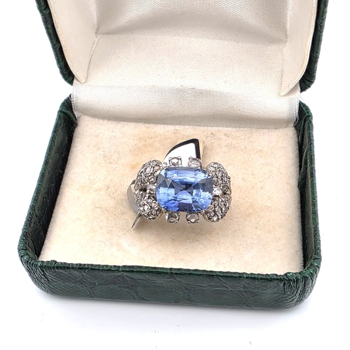 Bague en or blanc, saphir et diamants - Castafiore