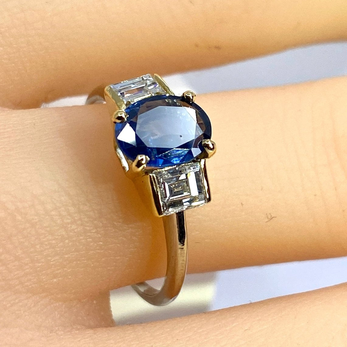 Bague en or blanc, saphir et diamants - Castafiore