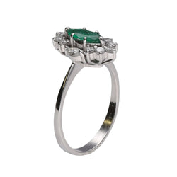 Bague en or gris 18k avec emeraude marquise et diamants brillants vers 2000. Taille 53. - Castafiore