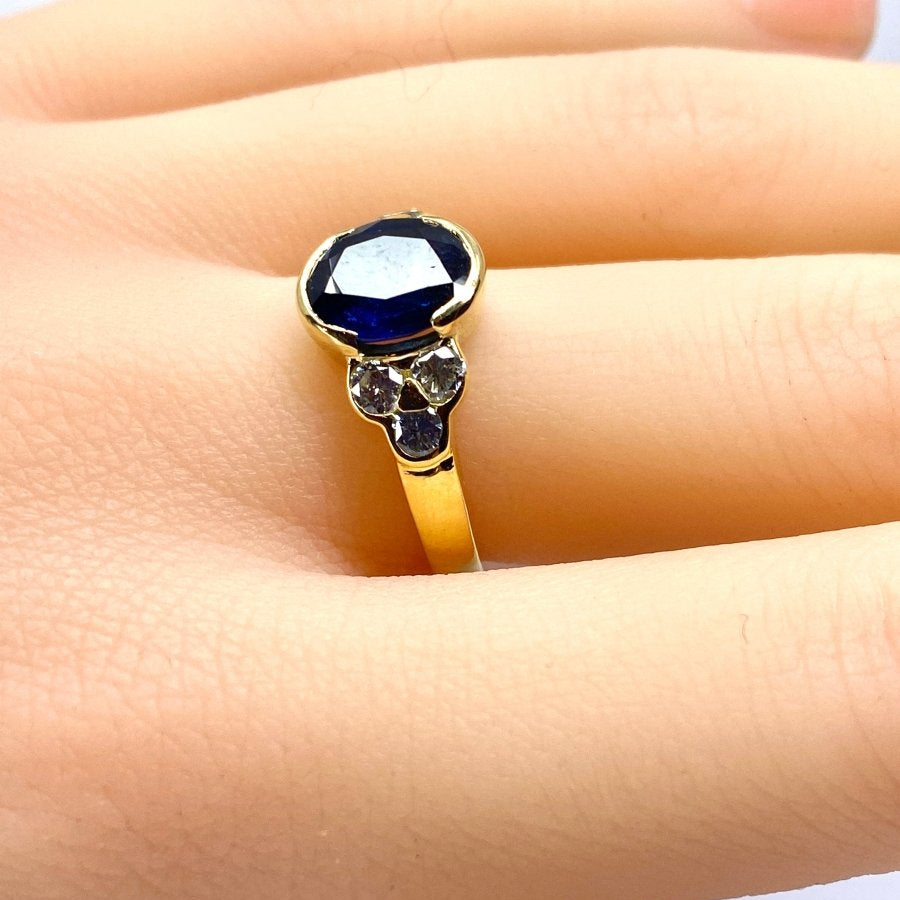Bague en or jaune 18 carats, saphir et diamants - Castafiore