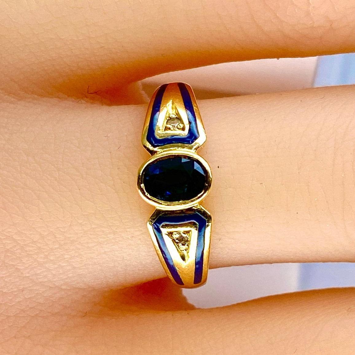 Bague en or jaune 18 carats, saphir,diamants et émail - Castafiore