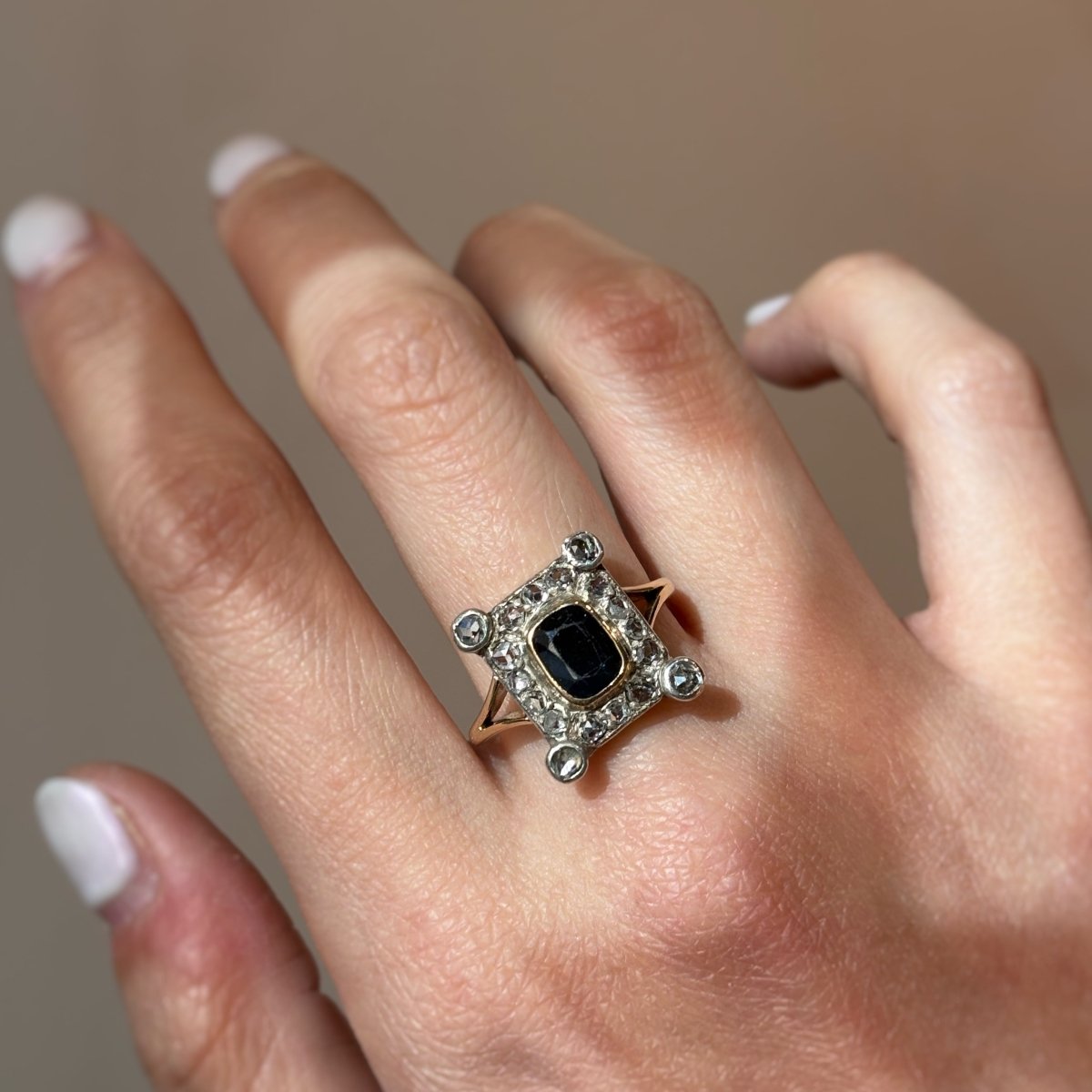 Bague en or jaune, argent, saphir, et diamants - Castafiore