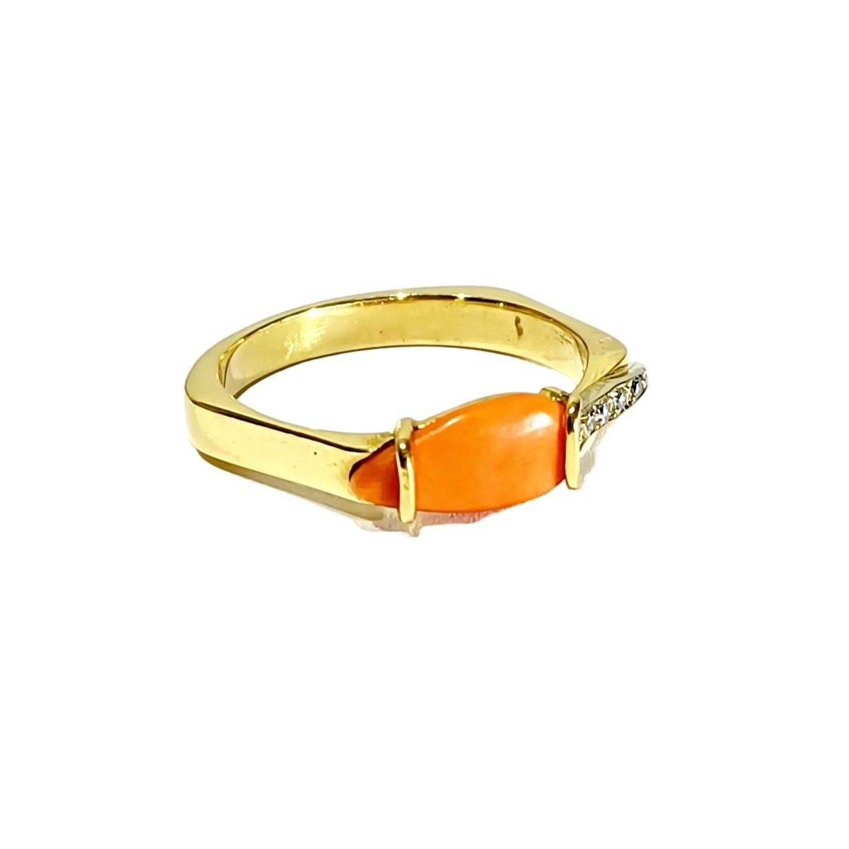 Bague en or jaune, corail et diamants - Castafiore