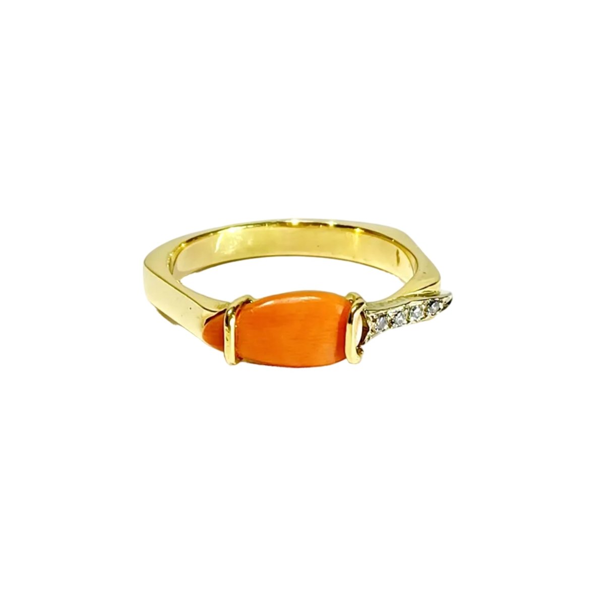 Bague en or jaune, corail et diamants - Castafiore