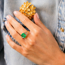 Bague en or jaune, émeraude de Colombie et diamants - Castafiore