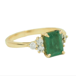 Bague en or jaune, émeraude et diamants - Castafiore