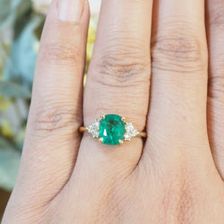 Bague en or jaune, émeraude et diamants - Castafiore