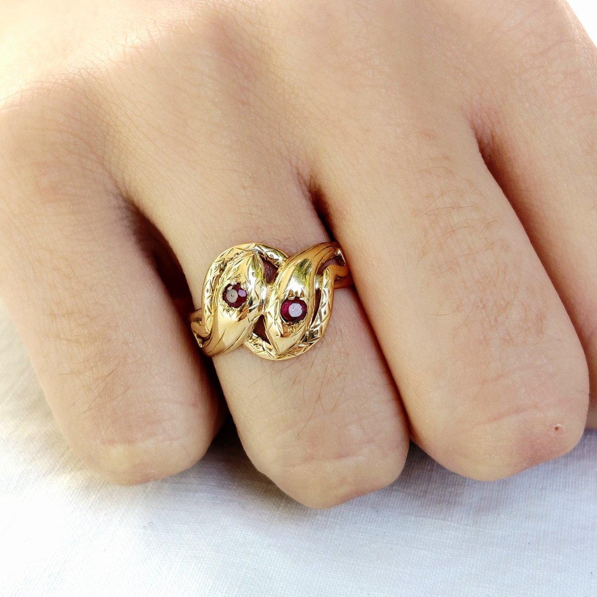 Bague en or jaune et rubis - Castafiore