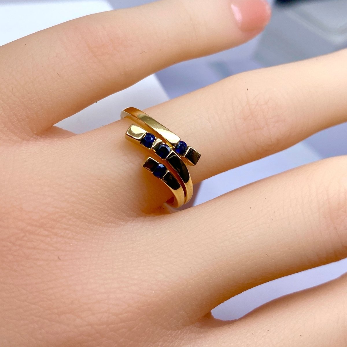 Bague en or jaune et saphirs - Castafiore